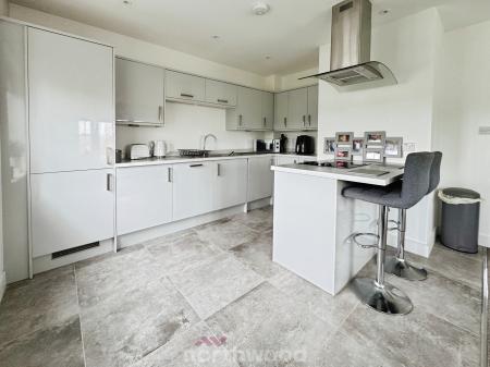 2 bedroom Apartment for sale in Moorings Drive, Thorne, Doncaster, DN8