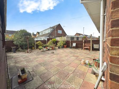 2 bedroom Semi-detached house for sale in Newholme Drive, Moorends, Doncaster, DN8