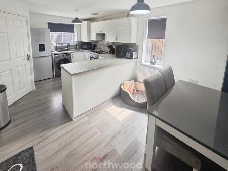 3 bedroom Semi-detached house for sale in Oxford Street, Thorne, Doncaster, DN8