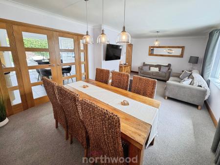 3 bedroom Detached bungalow for sale in South End, Thorne, Doncaster, DN8