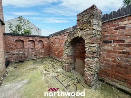 4 bedroom Semi-detached house for sale in South End, Thorne, Doncaster, DN8