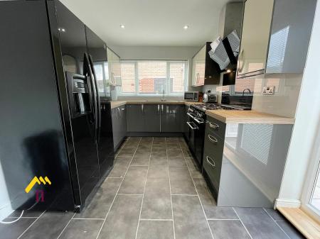 3 bedroom Semi-detached house for sale in St Michaels Close, Thorne, Doncaster, DN8