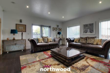 5 bedroom Bungalow for sale in West Court, Thorne, Doncaster, DN8