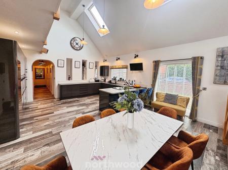 5 bedroom Bungalow for sale in West Court, Thorne, Doncaster, DN8