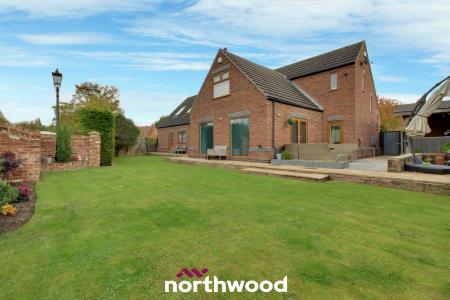 5 bedroom Bungalow for sale in West Court, Thorne, Doncaster, DN8