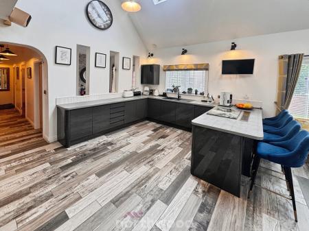 5 bedroom Bungalow for sale in West Court, Thorne, Doncaster, DN8