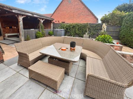 5 bedroom Bungalow for sale in West Court, Thorne, Doncaster, DN8