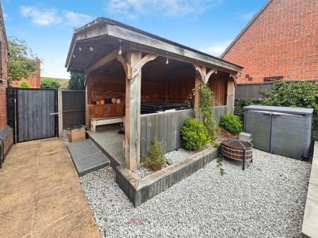 5 bedroom Bungalow for sale in West Court, Thorne, Doncaster, DN8