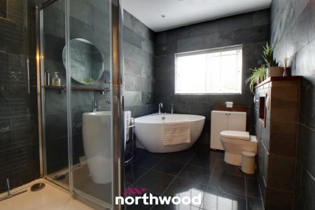 5 bedroom Bungalow for sale in West Court, Thorne, Doncaster, DN8