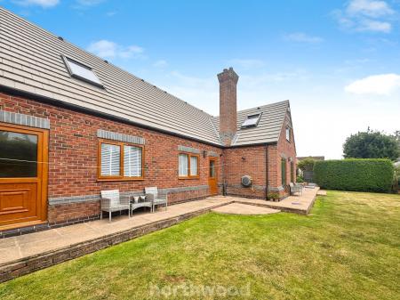 5 bedroom Bungalow for sale in West Court, Thorne, Doncaster, DN8