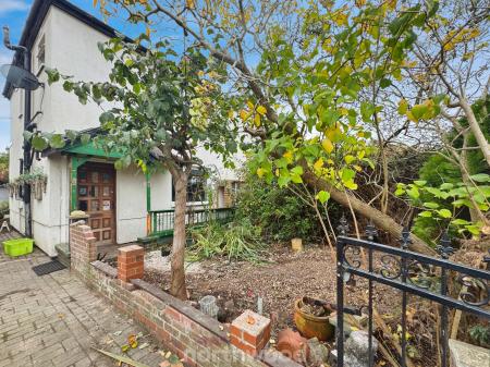 3 bedroom Semi-detached house for sale in Wilkinson Avenue, Moorends, Doncaster, DN8