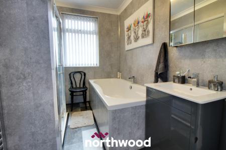2 bedroom Terraced House for sale in Queen Street, Thorne, Doncaster, DN8