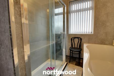 2 bedroom Terraced House for sale in Queen Street, Thorne, Doncaster, DN8