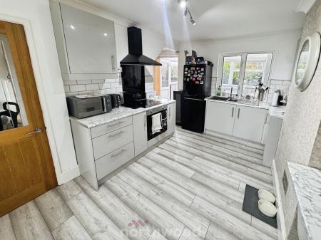 3 bedroom Semi-detached house for sale in Tennyson Avenue, Thorne, Doncaster, DN8