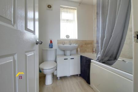 2 bedroom Flat to let in King Edward Road, Thorne, DN8