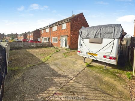3 bedroom Semi-detached house for sale in Hawthorne Road, Thorne, Doncaster, DN8