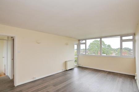 2 bedroom Flat for sale in Burford Court, Wokingham, RG40