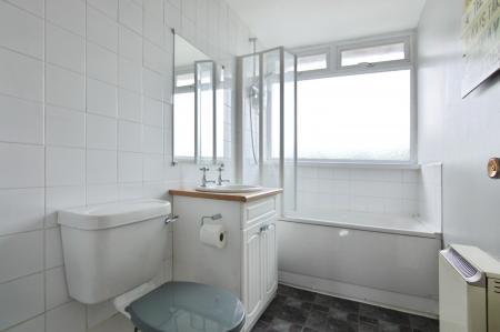 2 bedroom Flat for sale in Burford Court, Wokingham, RG40