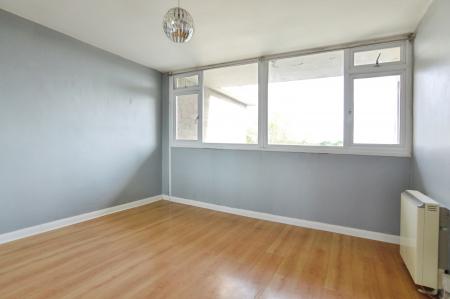 2 bedroom Flat for sale in Burford Court, Wokingham, RG40