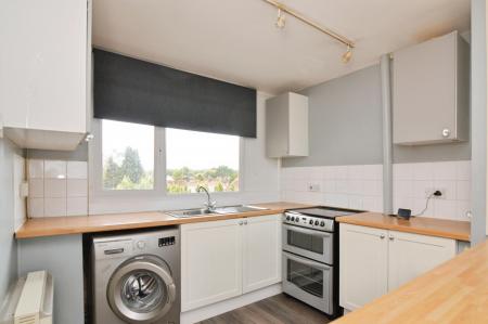 2 bedroom Flat for sale in Burford Court, Wokingham, RG40