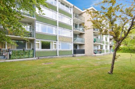 2 bedroom Flat for sale in Burford Court, Wokingham, RG40