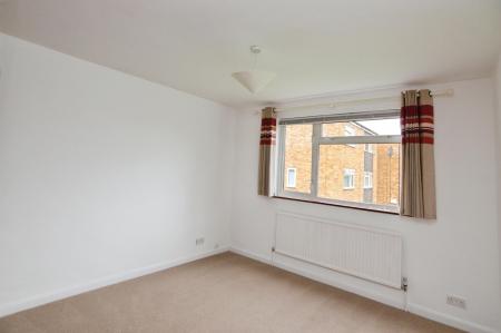 2 bedroom Flat for sale in Cressex Close, Binfield, RG42