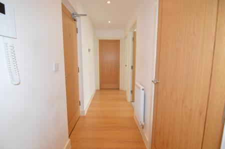 2 bedroom Flat to let in Crockhamwell Road, Woodley, RG5