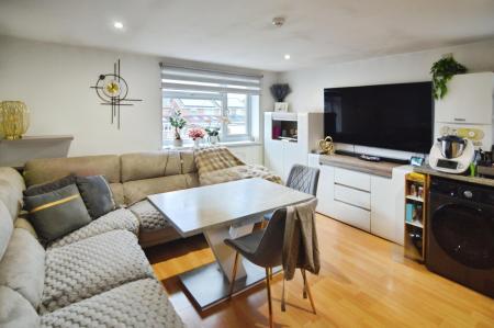 2 bedroom Flat to let in Southlake Parade, Woodley, RG5