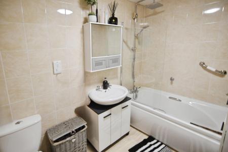 2 bedroom Flat to let in Southlake Parade, Woodley, RG5