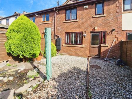 3 bedroom Terraced House to let in Church Farm Court, Willaston, CH64