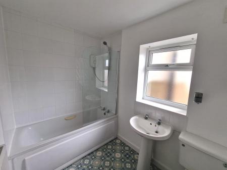 2 bedroom Flat to let in High Street, Neston, Wirral, CH64