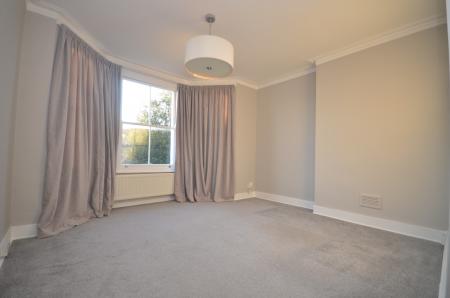 1 bedroom Flat to let in Red Post Hill, East Dulwich, London, SE24