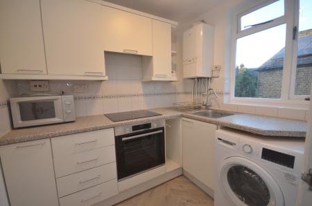 1 bedroom Flat to let in Red Post Hill, East Dulwich, London, SE24