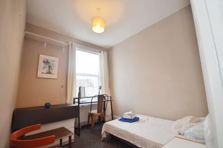 4 bedroom Semi-detached house to let in Ardgowan Road, Catford, London, SE6