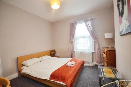 4 bedroom Semi-detached house to let in Ardgowan Road, Catford, London, SE6