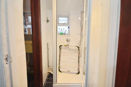 4 bedroom Semi-detached house to let in Ardgowan Road, Catford, London, SE6