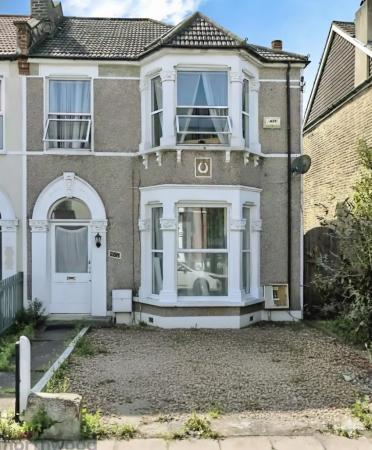 4 bedroom Semi-detached house to let in Ardgowan Road, Catford, London, SE6