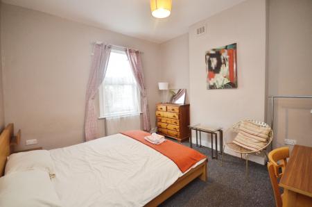 4 bedroom Semi-detached house to let in Ardgowan Road, Catford, London, SE6