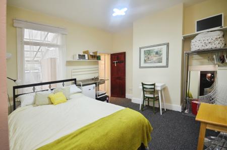 4 bedroom Semi-detached house to let in Ardgowan Road, Catford, London, SE6