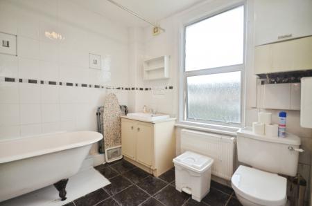 4 bedroom Semi-detached house to let in Ardgowan Road, Catford, London, SE6