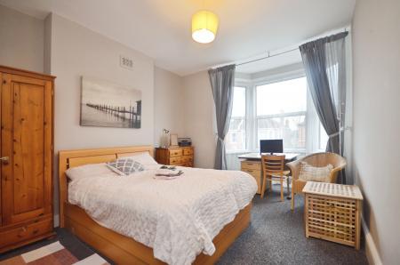 4 bedroom Semi-detached house to let in Ardgowan Road, Catford, London, SE6