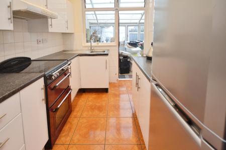 4 bedroom Semi-detached house to let in Ardgowan Road, Catford, London, SE6