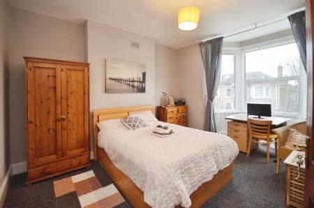 4 bedroom Semi-detached house to let in Ardgowan Road, Catford, London, SE6