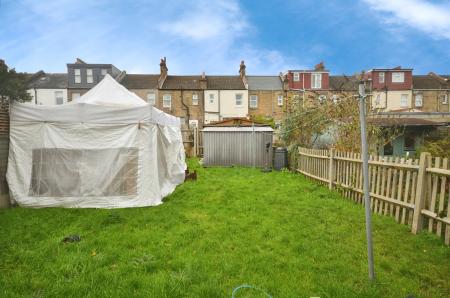 4 bedroom Semi-detached house to let in Ardgowan Road, Catford, London, SE6