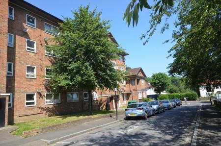 2 bedroom Flat to let in Holderness Way, West Norwood, London, SE27