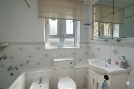 2 bedroom Flat to let in Holderness Way, West Norwood, London, SE27