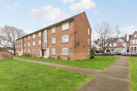 2 bedroom Flat for sale in Valley Road, Streatham, London, SW16