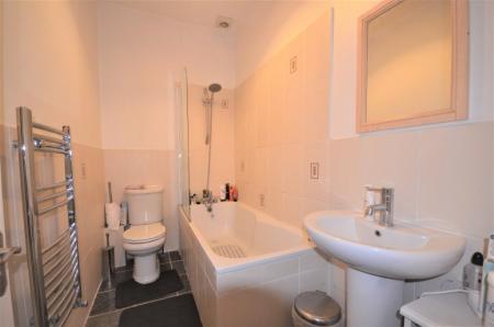 2 bedroom Flat to let in Knights Hill, West Norwood, London, SE27