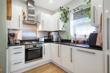 2 bedroom Flat for sale in Semley Road, Norbury, London, SW16