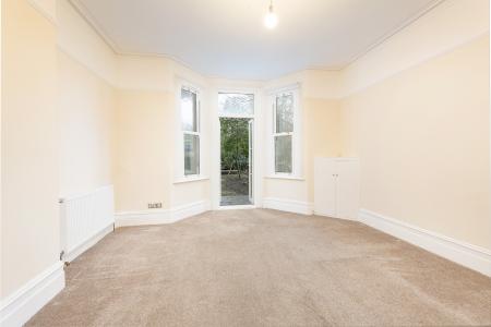 2 bedroom Flat to let in Woodstock Road, Croydon, CR0